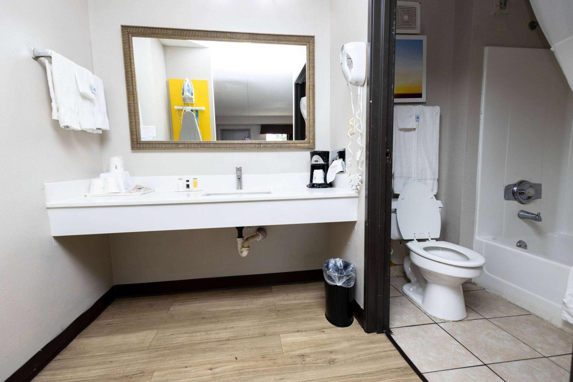 Days Inn By Wyndham Dayton Huber Heights Northeast Екстериор снимка