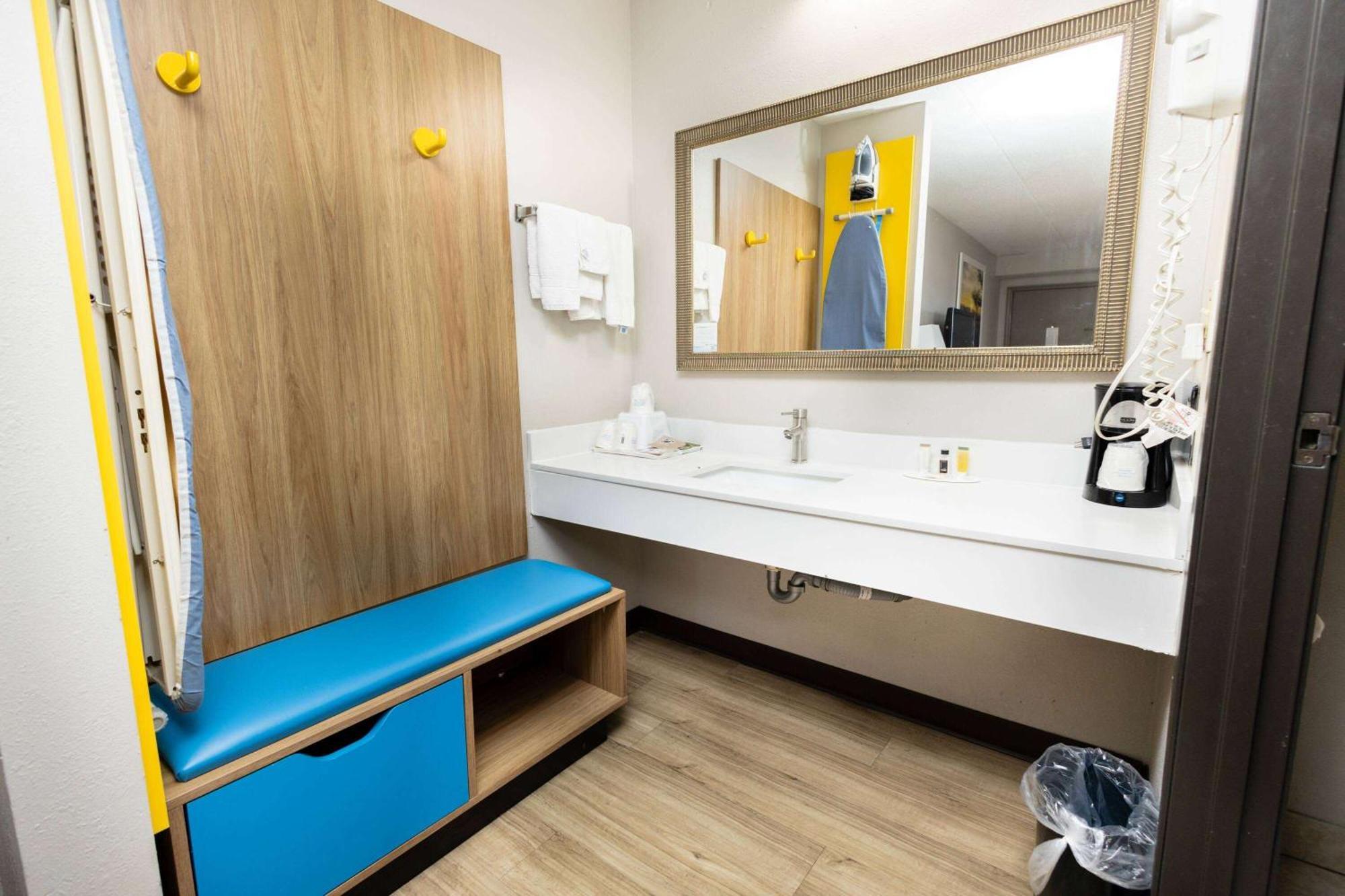 Days Inn By Wyndham Dayton Huber Heights Northeast Екстериор снимка
