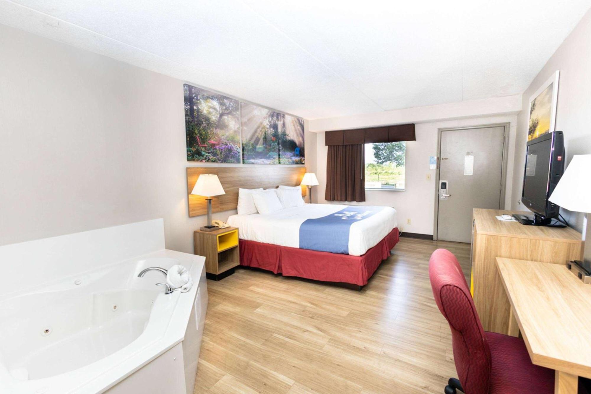 Days Inn By Wyndham Dayton Huber Heights Northeast Екстериор снимка