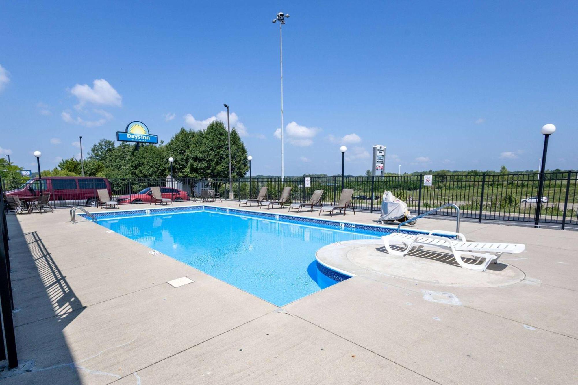 Days Inn By Wyndham Dayton Huber Heights Northeast Екстериор снимка