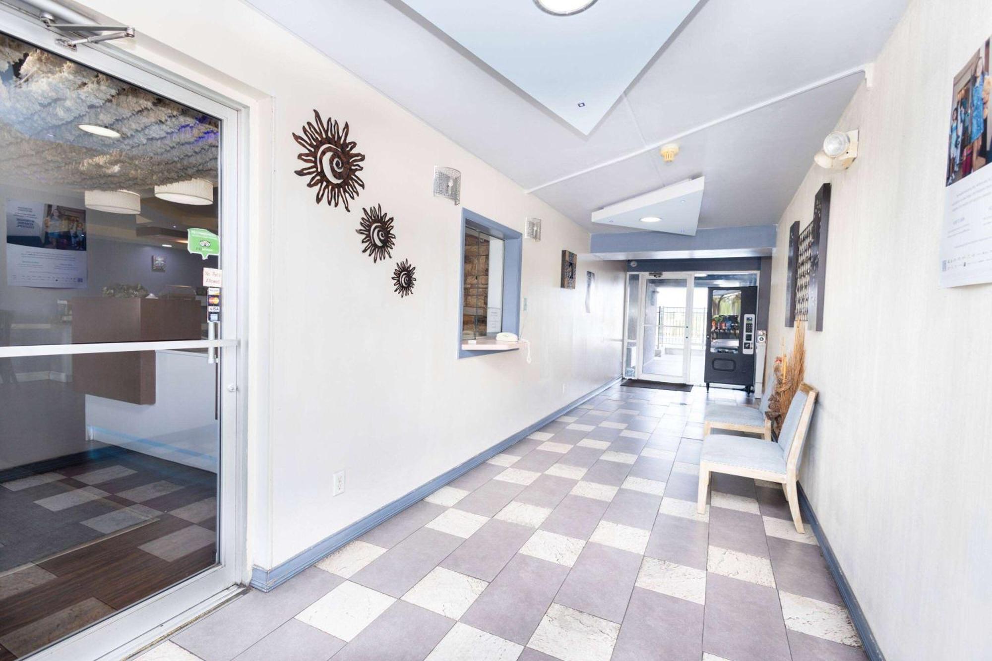 Days Inn By Wyndham Dayton Huber Heights Northeast Екстериор снимка