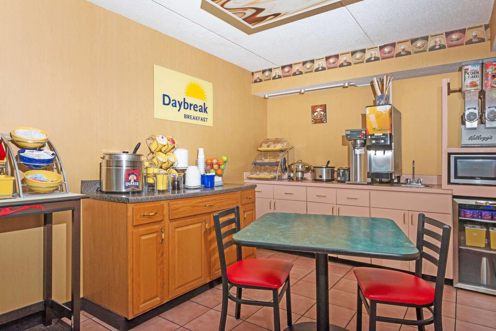 Days Inn By Wyndham Dayton Huber Heights Northeast Екстериор снимка